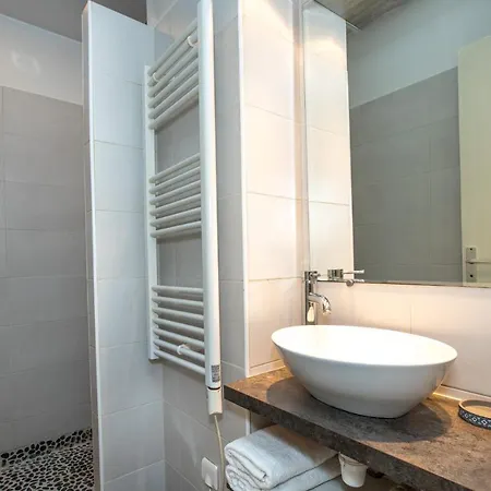 Spacieux De 70 M2, 2 Chambres, Au Calme Proche Du Vieil 아파트