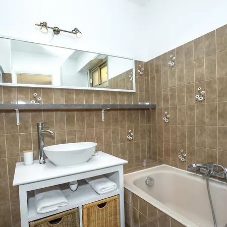 Spacieux De 70 M2, 2 Chambres, Au Calme Proche Du Vieil 아파트 앙티브