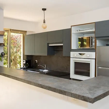 Spacieux De 70 M2, 2 Chambres, Au Calme Proche Du Vieil *