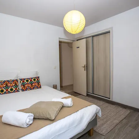 Spacieux De 70 M2, 2 Chambres, Au Calme Proche Du Vieil 아파트 *